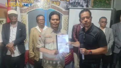 Syalom Simbolon Terima SK Lanjutan Kepengurusan DPC Parbi Cilegon Serang Periode 2025-2029.