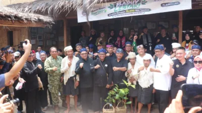 HUT ke-8 PUB: Andra Soni dan Taufiqurrahman Ruki Serahkan 70 Ribu Bibit untuk Baduy Lestari di Kanekes.